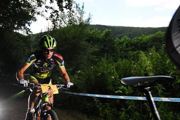 Moritz Milatz follows the wheel uphill.