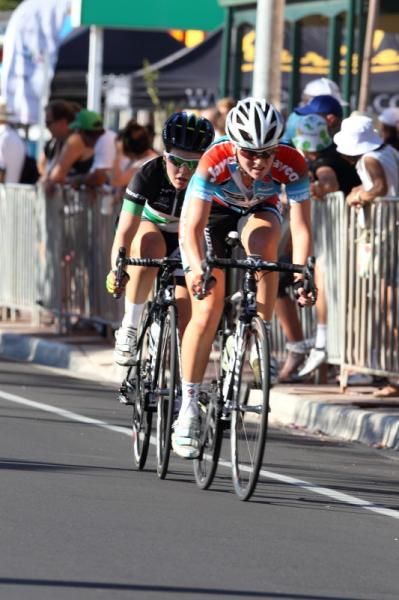 Gracie Elvyn (Jayco-AIS) leads fellow breakaway, Amanda Spratt (GreenEDGE-AIS).