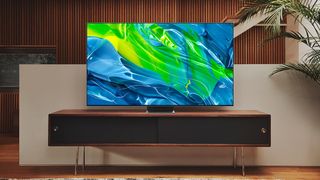 De Samsung S95B OLED TV op een tv-meubel