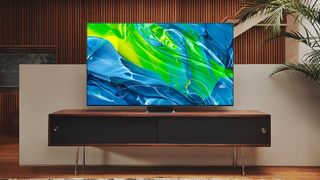 El Samsung S95B OLED TV en un soporte