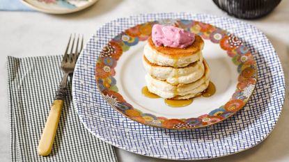 souffle pancake with yogurt and berries