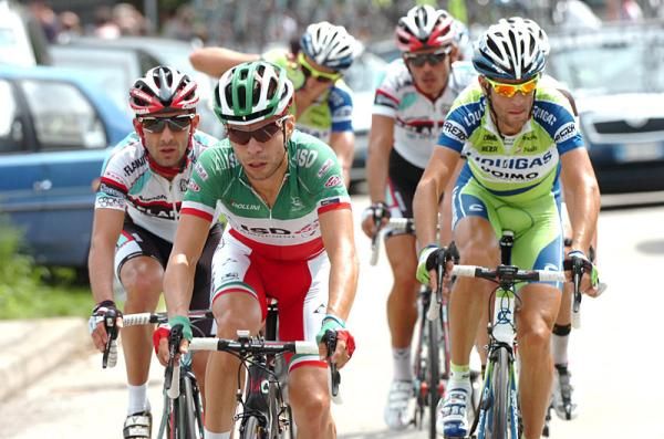 Giovanni Visconti (ISD - Neri) and Vincenzo Nibali (Liquigas - Doimo) lead a break.