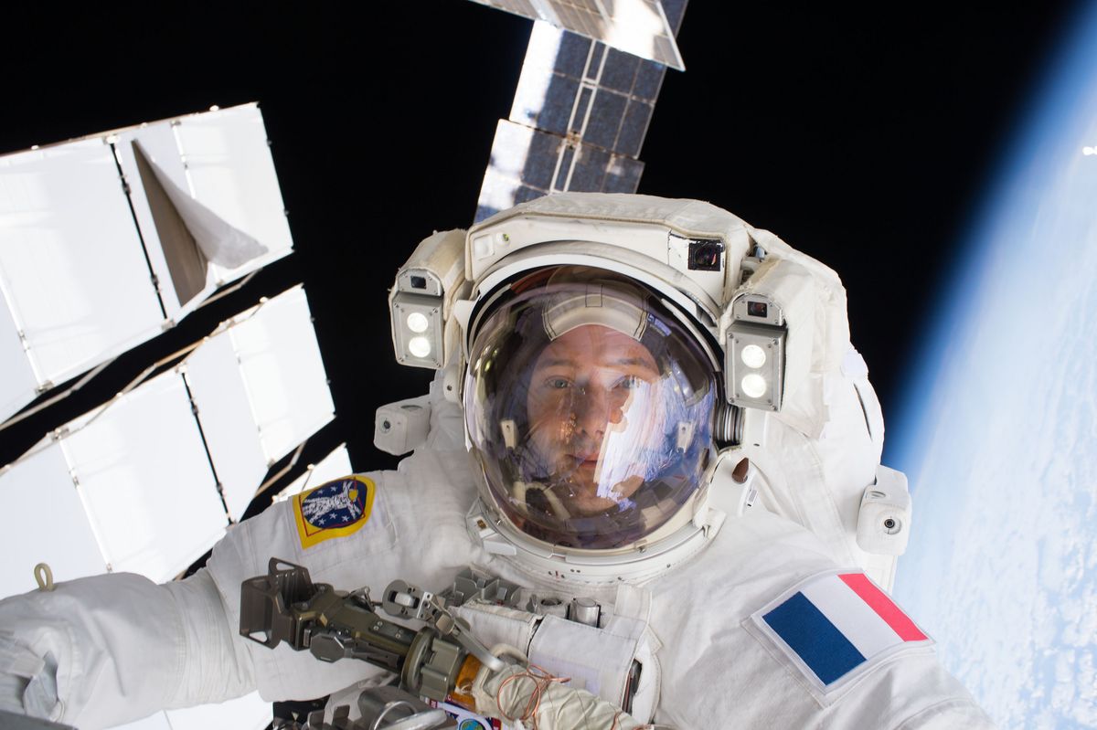 Photo of Regardez les astronautes installer des panneaux solaires pour une nouvelle station spatiale lors d’une sortie dans l’espace aujourd’hui