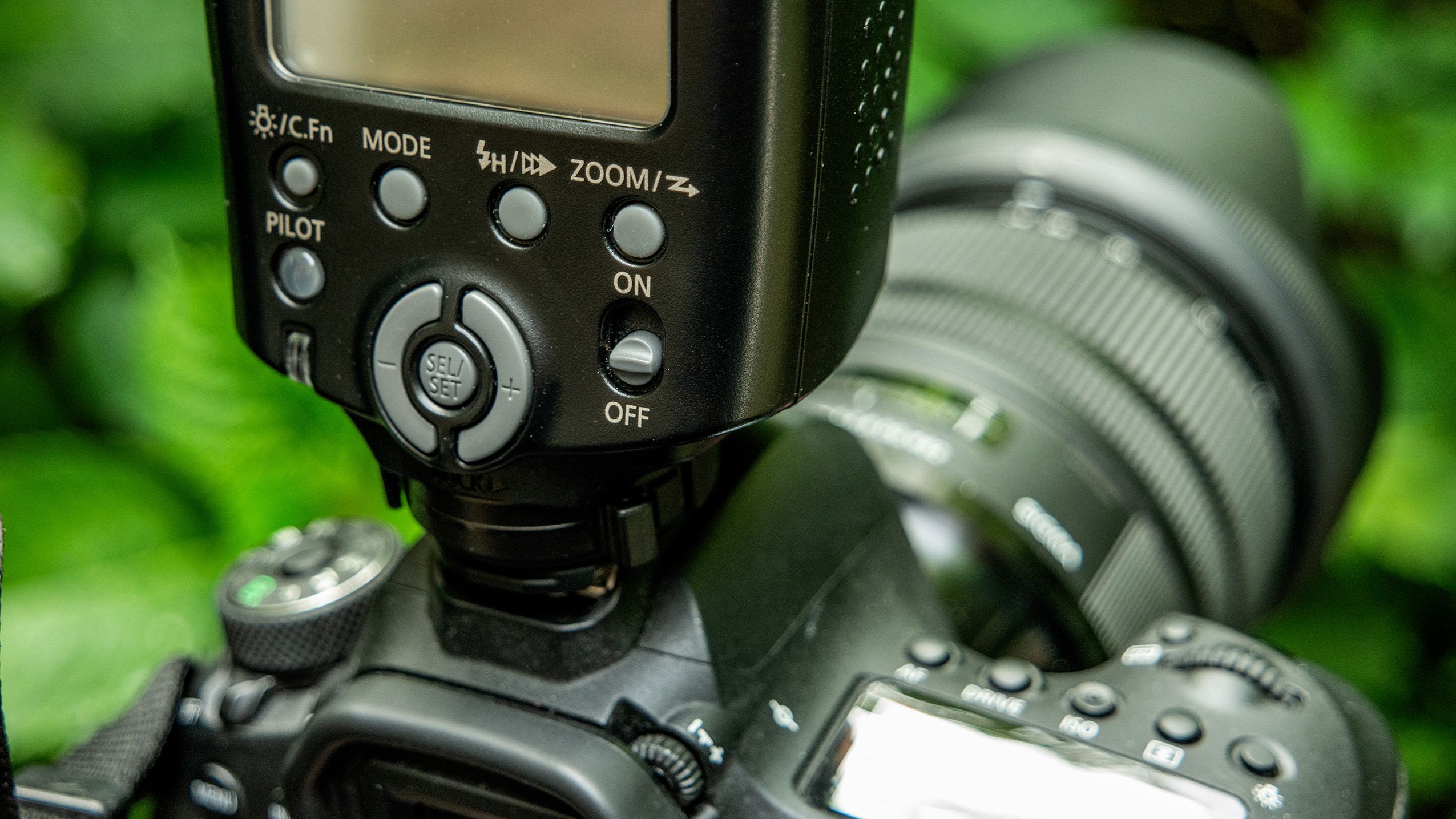 Canon Warns Against Lithium Batteries in Flashes