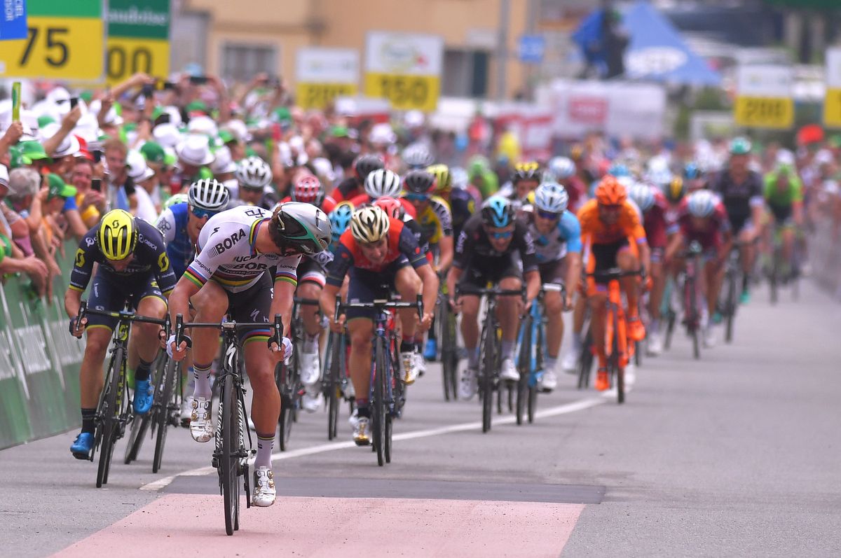 Peter Sagan (Bora-Hansgrohe) checks his winning distance