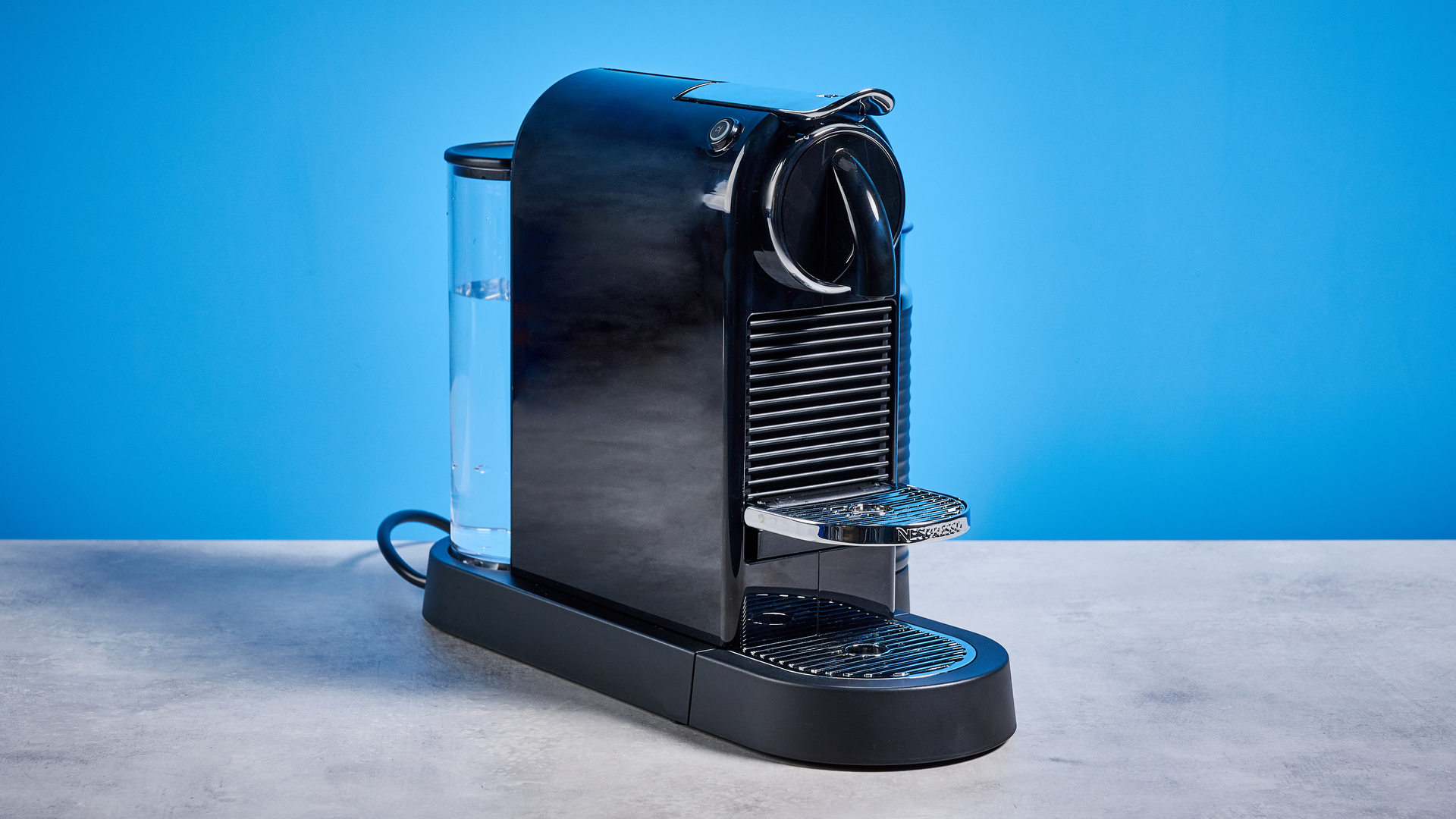 the nespreso citiz &amp;amp; milk on the blue tom's guide background