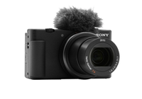 Sony ZV-1: de $27,998 a sólo $11,549 mxn en Amazon.
La cámara para vlogging original de Sony se sitúa como una de las mejores cámaras para vlogging. Puede que la ZV-1 haya sido actualizada por la ZV-1 II, pero creemos que el modelo original, con su objetivo 24-70 mm f/1,8-2,8 y su enfoque automático líder en su clase, se mantiene y, en muchos aspectos, es una opción mejor que su sucesora, y ahora es incluso más barata.