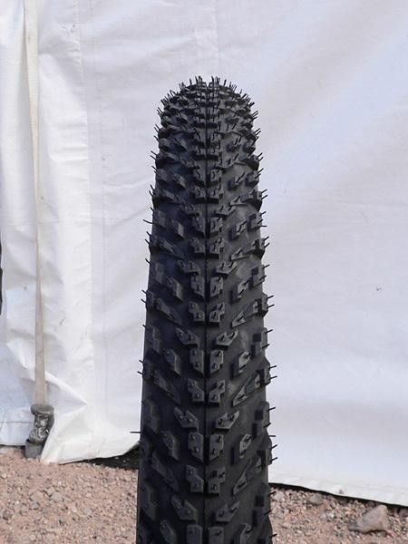 The Mountain Dry2 delivers the same proven tread pattern as the XC version but with a wider casing.