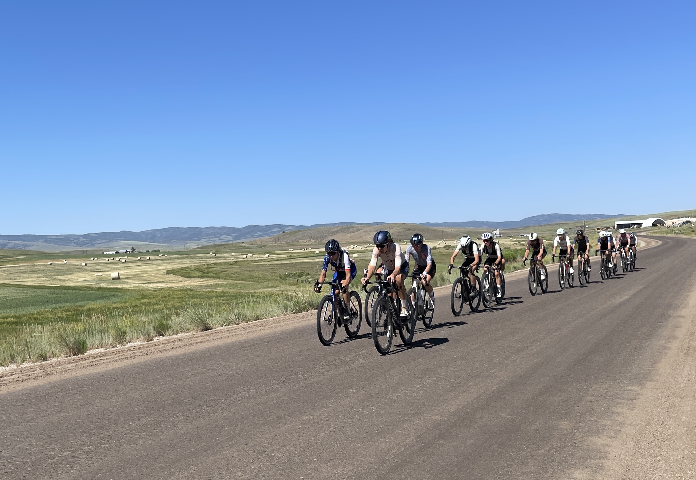 Lauren De Crescenzo and Lauren Stephens lead front group of 14 elite women as they begin second circuit at 2025 SBT GRVL by Jackie Tyson