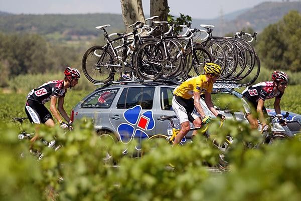 Floyd Landis (Phonak) has a laugh with David Zabriskie (CSC).