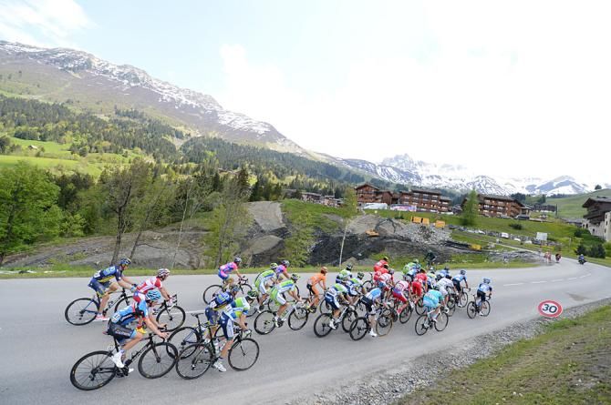 The Dauphine peloton heads to Valmorel