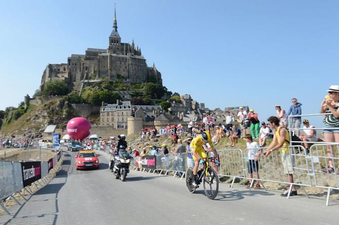 Chris Froome (Sky) defends his yellow jersey