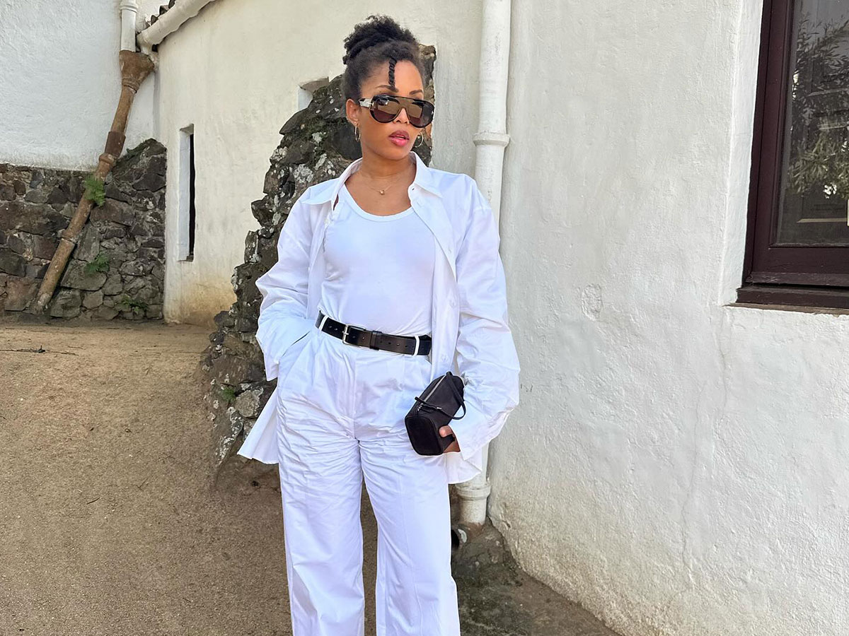 @slipintostyle wearing an all-white summer outfit.