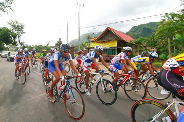 The peloton rolls through a local village.