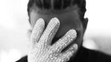 Drake wearing Michael Jackson&rsquo;s glove