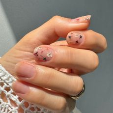 @betina_goldstein floral nail art