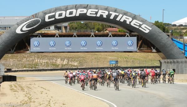 The entire men's field passes unter the giant Cooper Tire arch