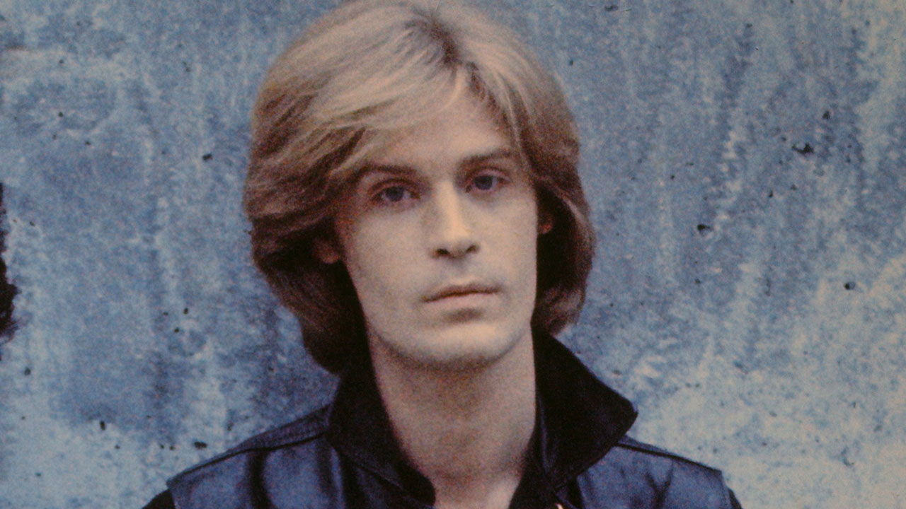 Daryl Hall of Hall and Oates, posed outside of the TopPop Studio Hilversum, Netherlands, January 1976. (Photo by Gijsbert Hanekroot/Redferns)