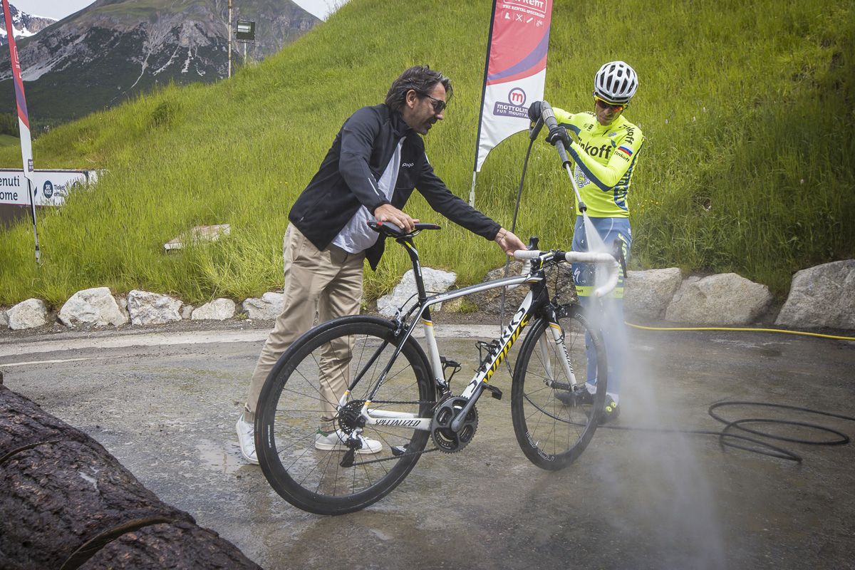 ProLogo's Salvatore Truglio lends Alberto Contador a hand to clean his bike