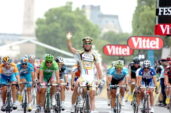 Gimme five! Mark Cavendish (HTC-Columbia) clocks up another win