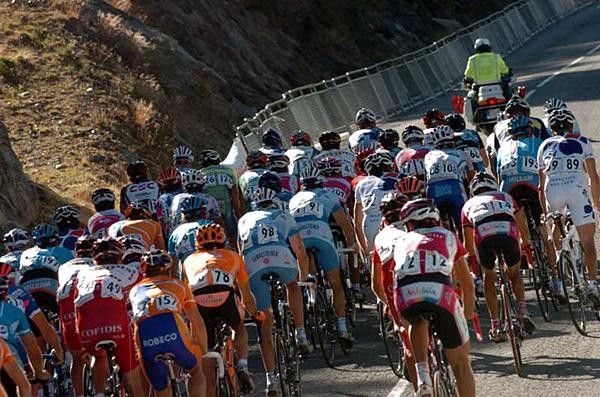 The gruppetto on its way up.
