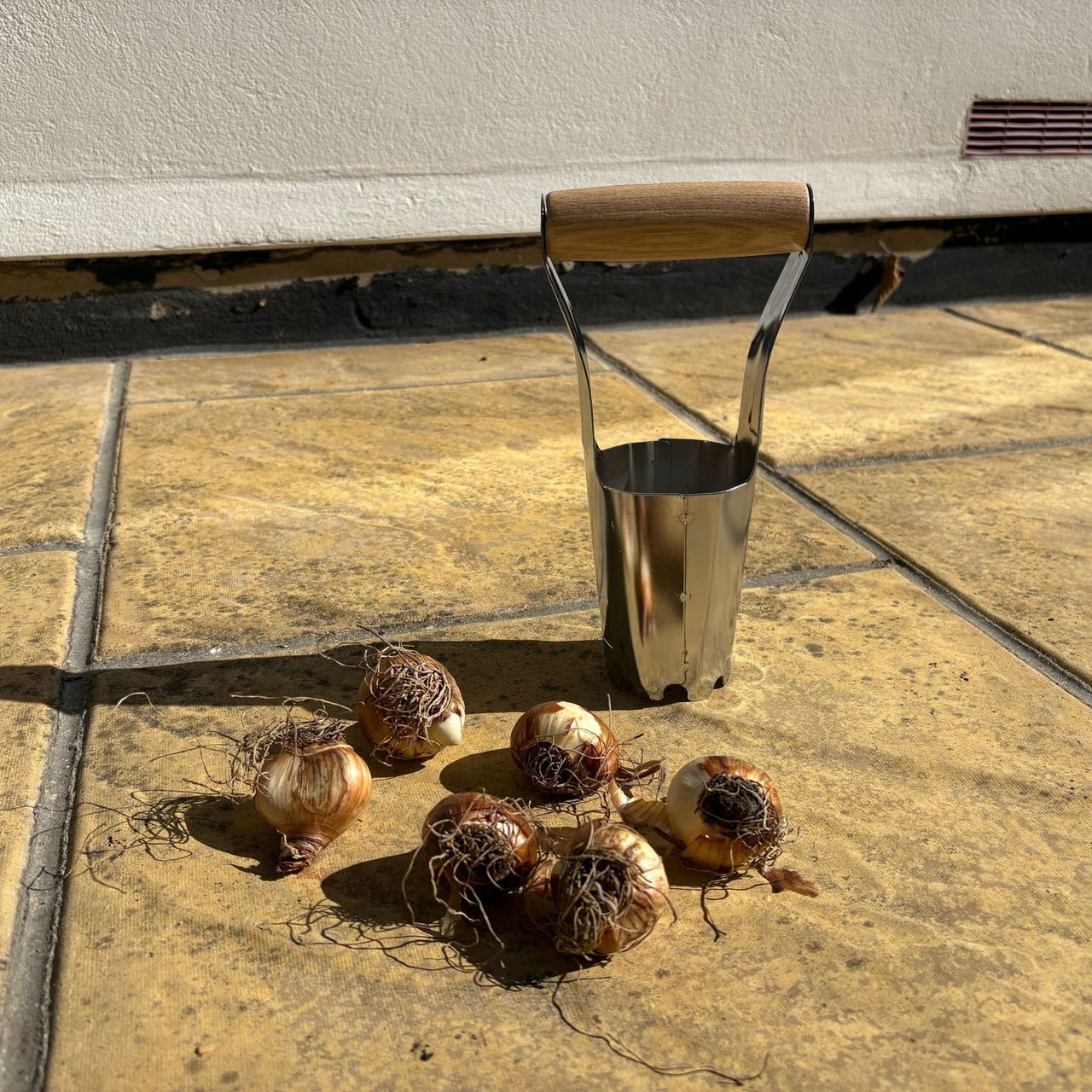 Kent &amp; Stowe Hand Bulb Planter and daffodil bulbs