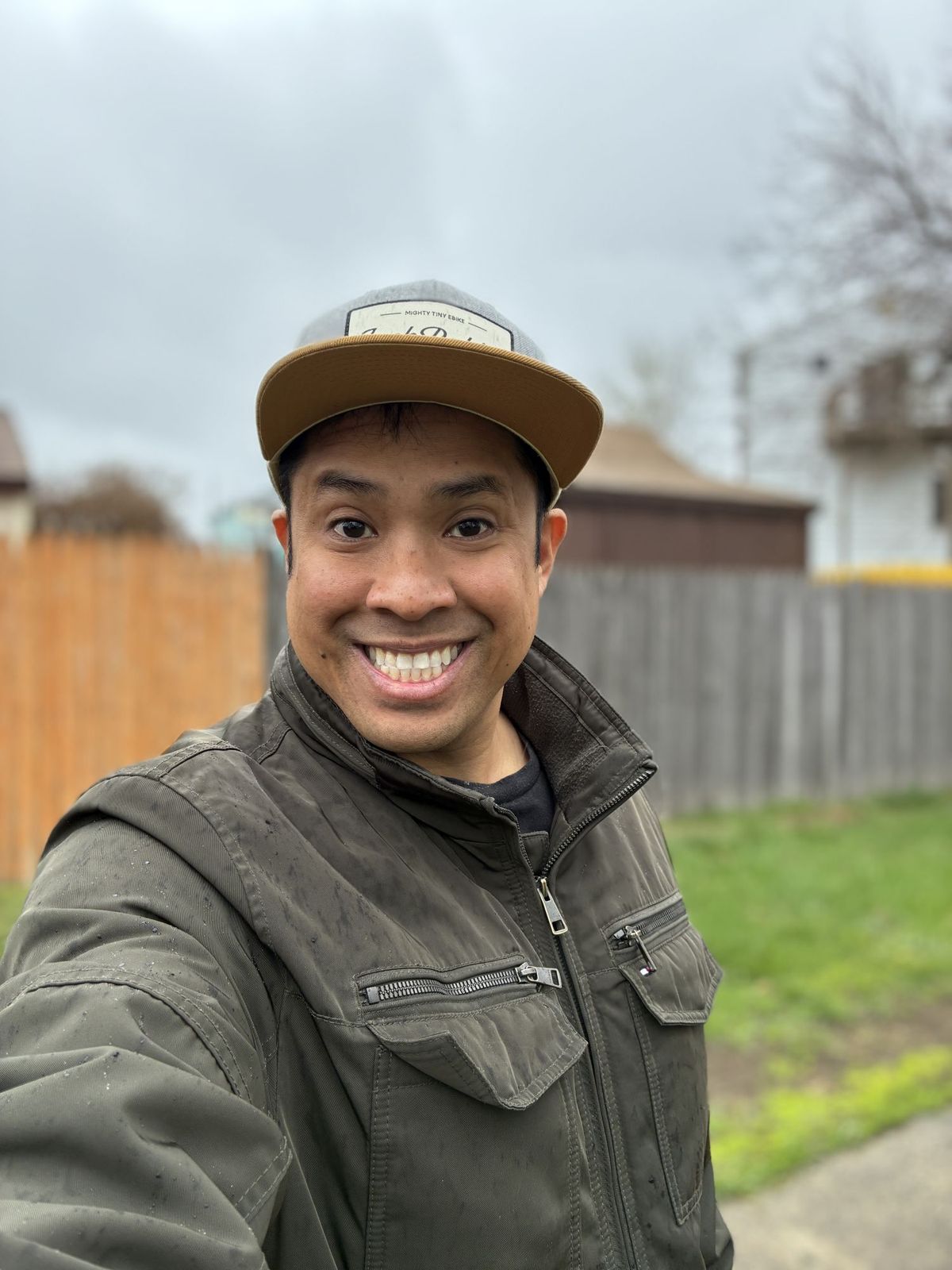 Apple iPhone 16e portrait sample.