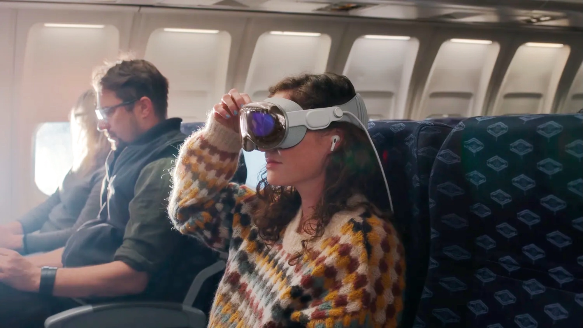Frau benutzt Apple Vision Pro im Flugzeug