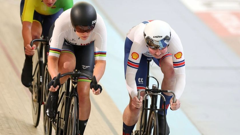 Katie Archibald of Great Britain races Jennifer Valente of the USA in the women&#039;s omnium race