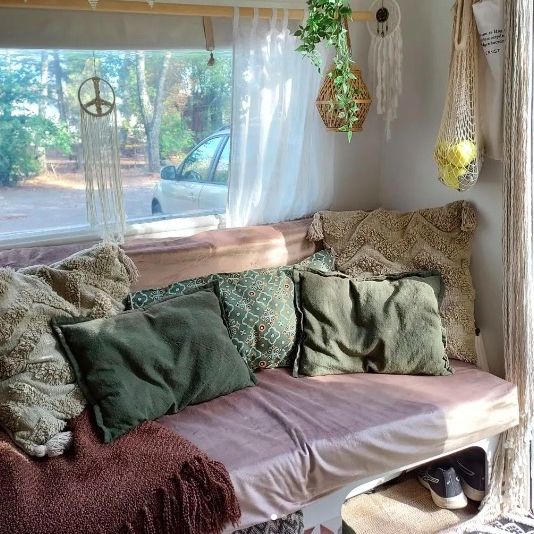 Karavan kecil dengan bangku penyimpanan