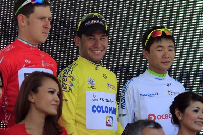 Duber Quintero smiling on the podium with the jersey wearers