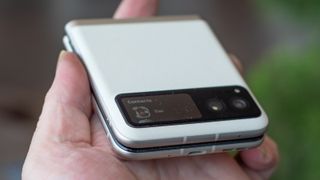 Motorola Razr 2023 closed showing notifications on cover display