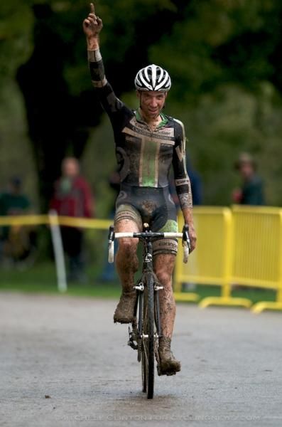 Jeremy Powers (CyclocrossWorld/Cannondale) rode away as his rival suffered a flat tyre.
