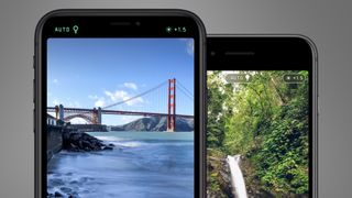 Dos iPhones sobre fondo gris mostrando fotos de larga exposición tomadas por la aplicación Spectre.