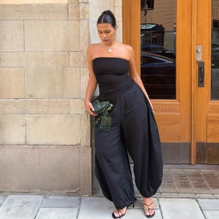 Influencer @isabellecoheen wears balloon trousers with strappy heels and a strapless top.