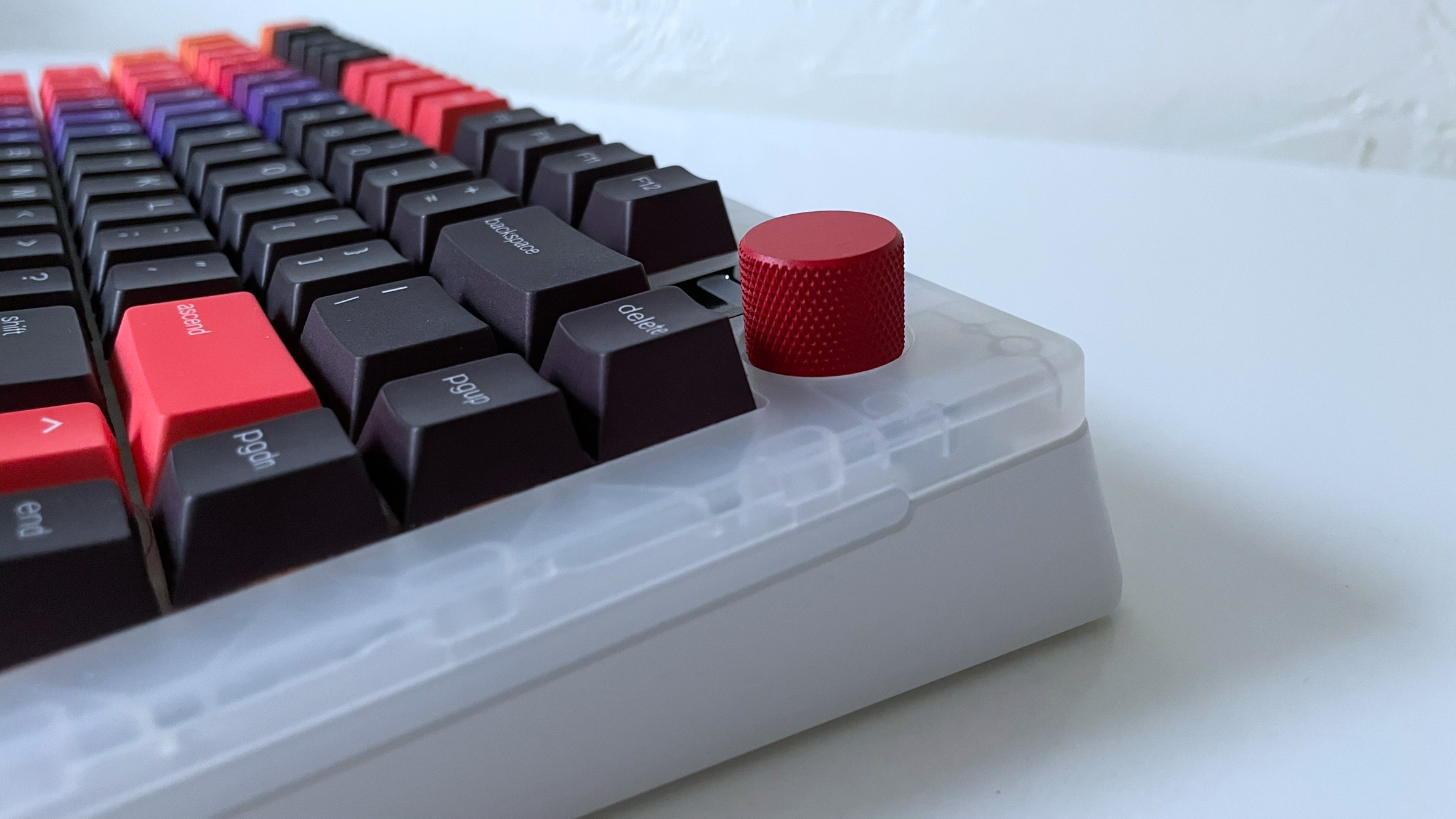 Close up of the rotary volume knob on the Glorious GMMK 3 custom gaming keyboard