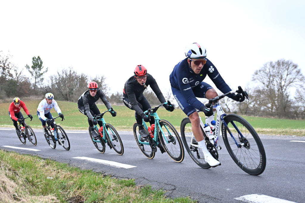 BESSEGES, Francia - 07 de febrero: Maxime Decom de France y Team Groupama - FDJ se disputa durante la 55a estrella de Besèques - Tour du Gard 2025, paso 3 a 136.2 km de Besèque en Besseges / Shortcut Race debido a las condiciones climáticas opuestas / 07 de febrero, 2025 en Besches, France. (Foto de Billy Ceusters / Getty Images)