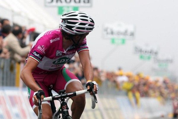 Danilo Di Luca glances back to see the gap to race leader Denis Menchov at the finish line.
