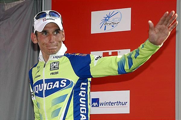 Kreuziger waves to the crowd