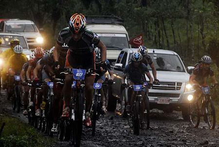 The front part of the peloton climbs "La Alegr&iacute;a" before reaching the railroad tracks.