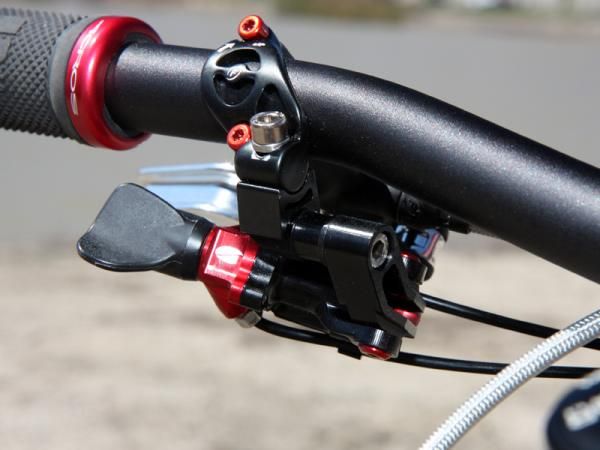 The tidy Acros hydraulic shifter uses a pivoting paddle to select up- or downshifts. The sealed hydraulic mechanism should be virtually impervious to the elements and also doesn't rely on battery power.