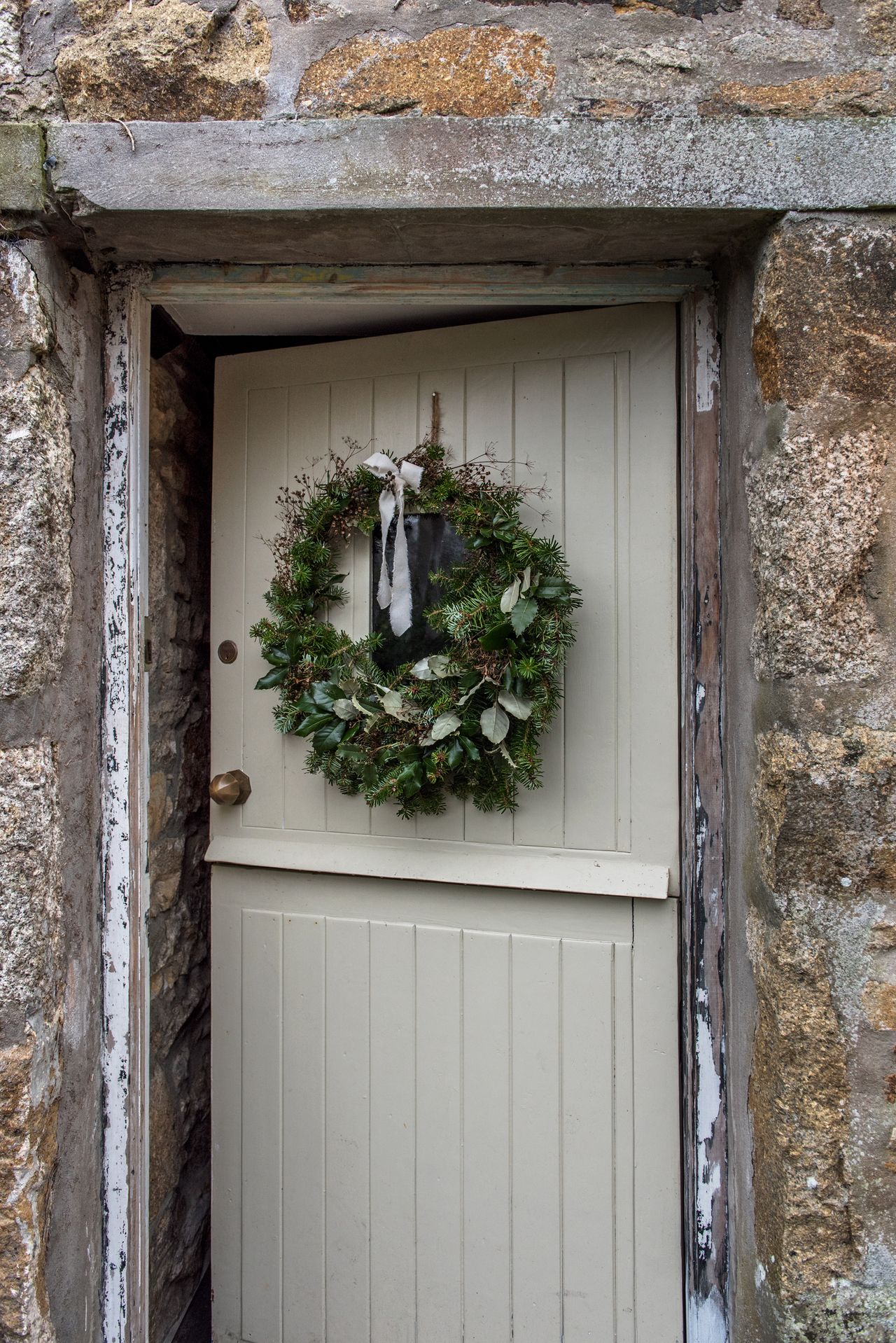 How To Hang A Wreath From A Door Without Damaging It | Real Homes