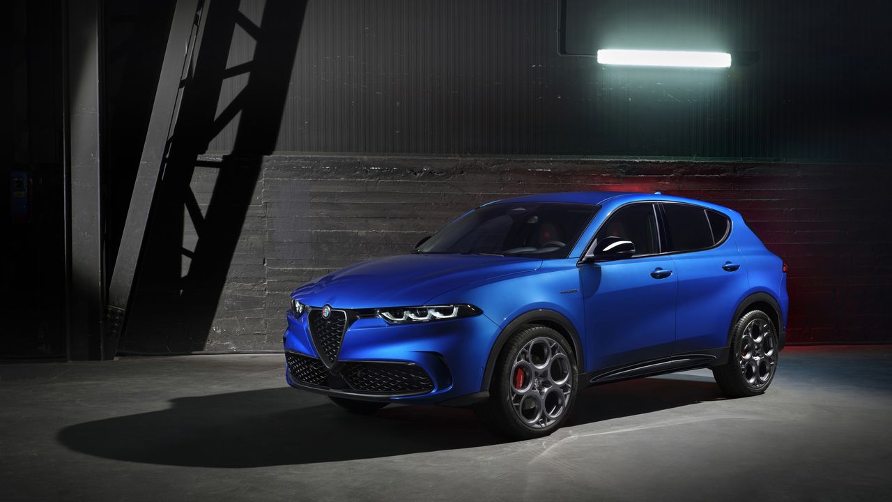 Side-on, angled view of the Alfa Romeo Tonale