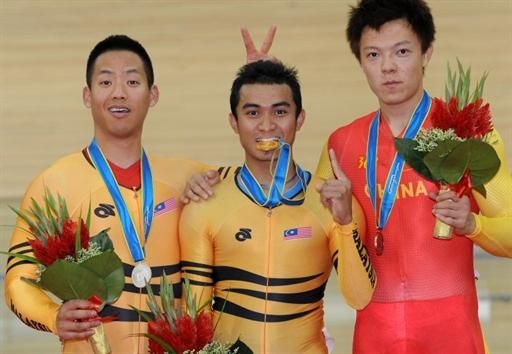 Podium hijinks for the men's keirin (l-r): Josiah Ng (Malaysia), 2nd; Azizulhasni Awang (Malaysia), 1st; Miao Zhang (China), 3rd.