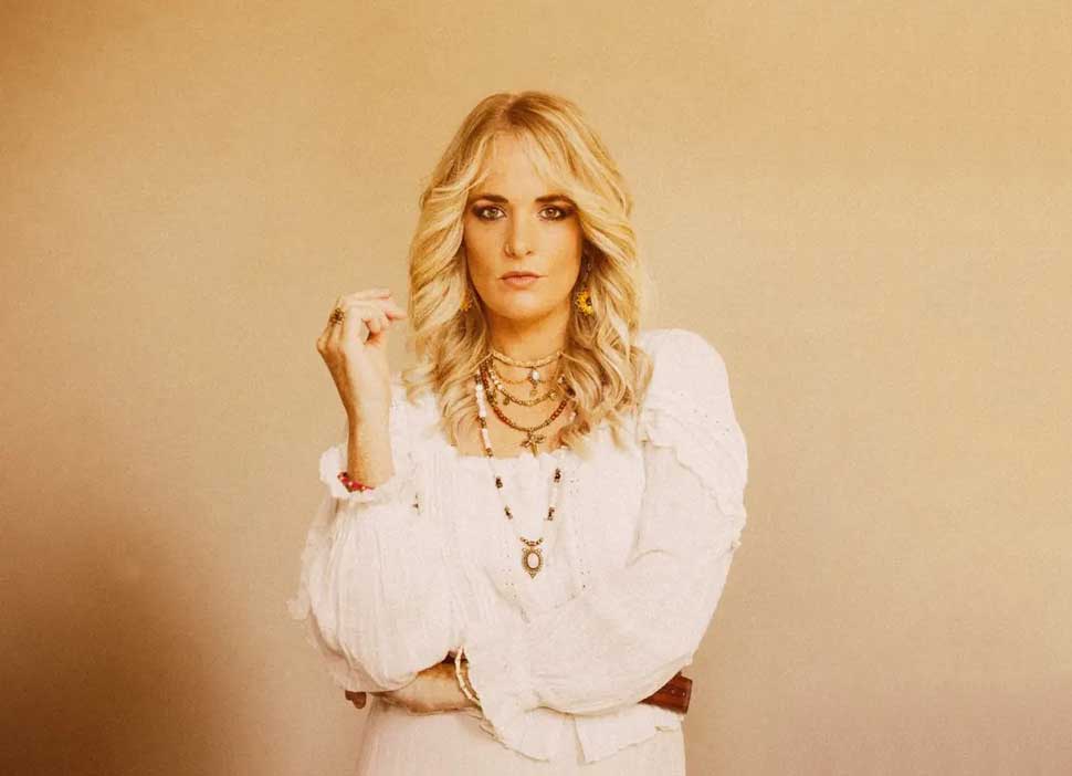 Elles Bailey publicity photo