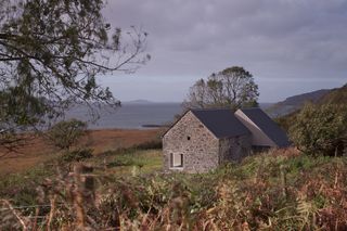 croft 3 image showing small refurbished stone structure in the countryside