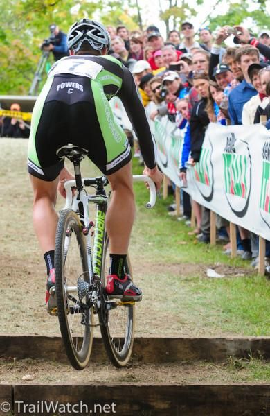 Jeremy Powers (Cannondale/ Cyclocrossworld.com) delighting the crowd by riding some stairs