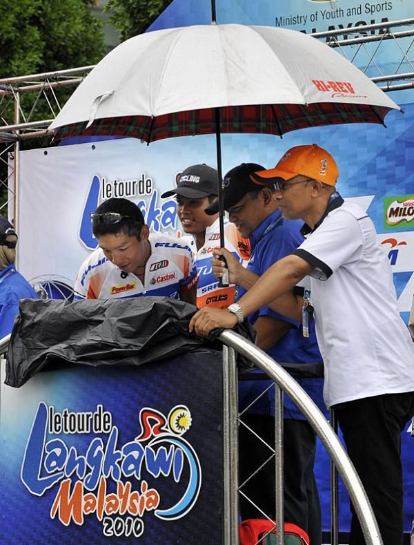Rain falls while riders sign in at Putrajaya.