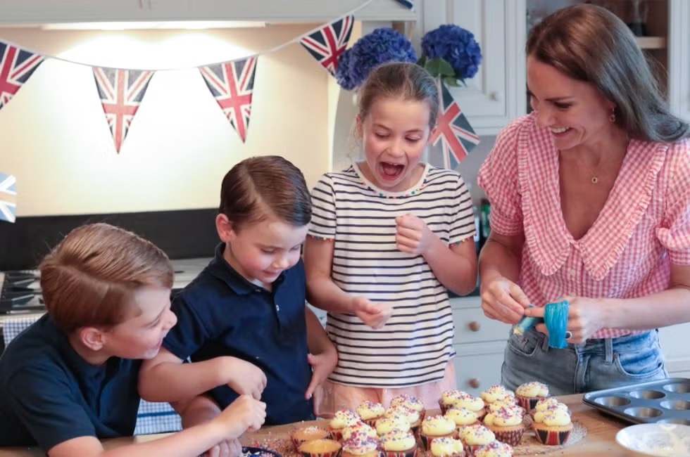 Kate cooking with George, Charlotte, and Louis