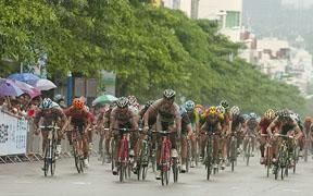 Anuar Manan (centre) of the Terengganu Cycling Team gets the edge on his rivals in the sprint to the line.